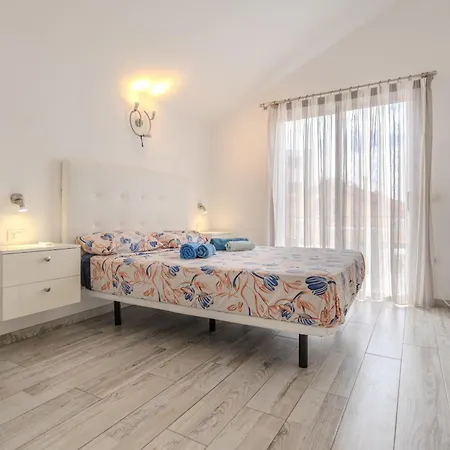 Renovated In Americas Sea Coast וילה